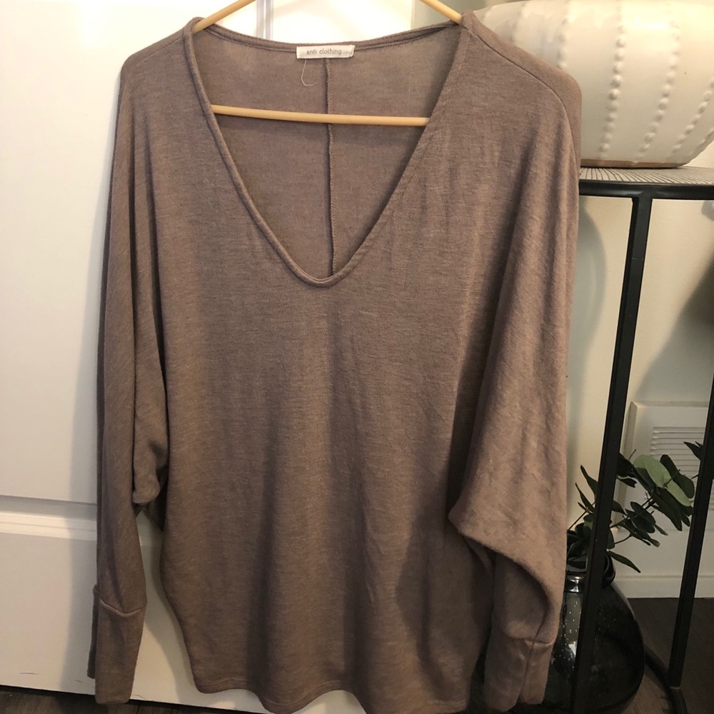 V neck slouchy quarter sleeve top